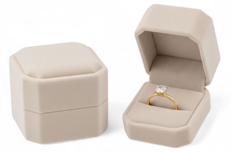 BEŻOWE PUDEŁKO NA PIERŚCIONEK OBRĄCZKĘ KOLCZYKI KWADRAT BLACKBERRY PU41